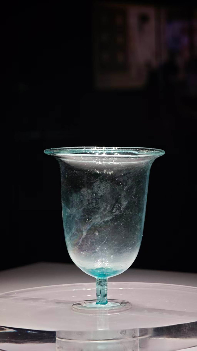 展柜里一只淡青色的高脚玻璃杯