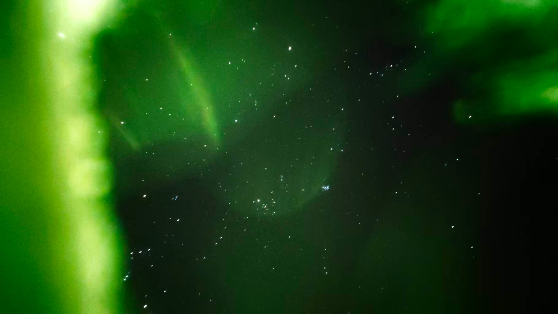绿色的极光划过星空